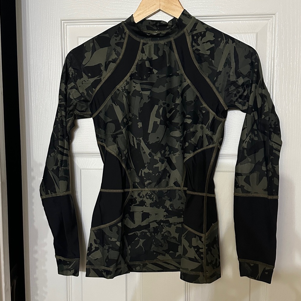 Lululemon Sun is Out Rash Guard Long Sleeve Swim Top Women’s Size 4 EUC